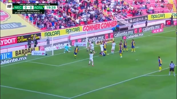 Atletico San Luis goalkeeper's awful howler against Necaxa